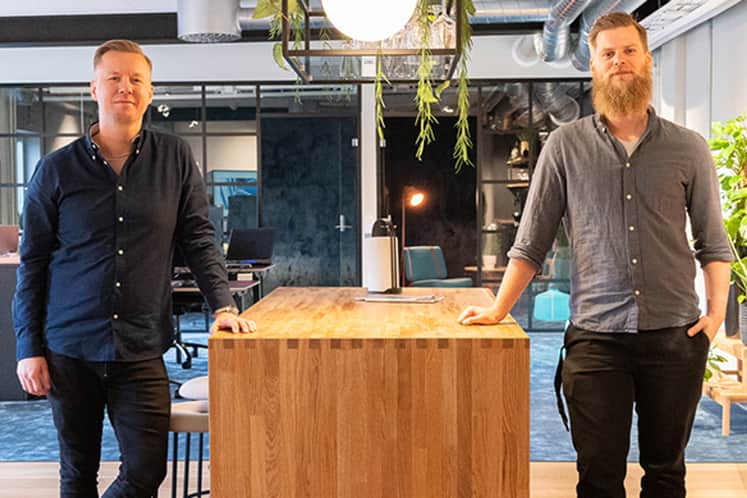 Tony och medarbetare står vid ett högt bord.