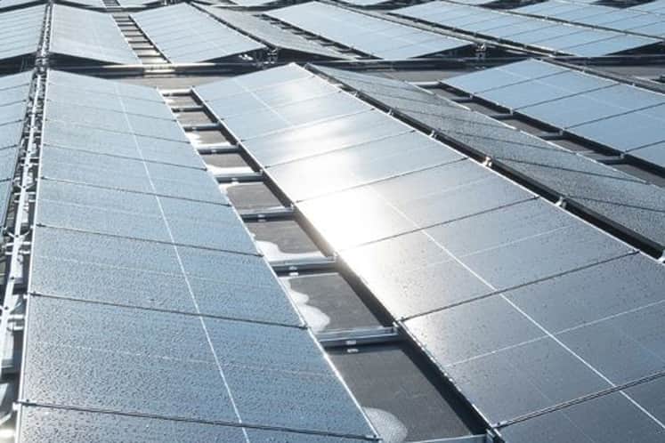 Närbild av solpaneler.