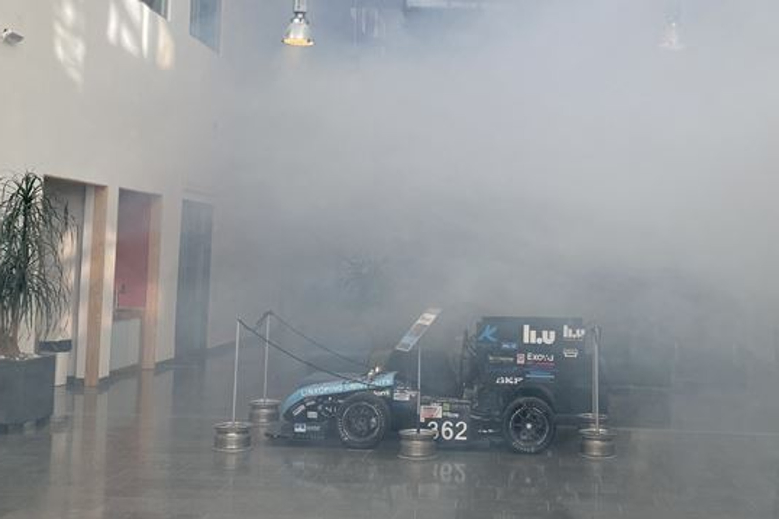 Rökfylld lokal med bil.
