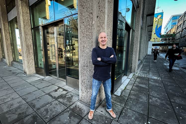 Martin Barregård står utanför lokalen.