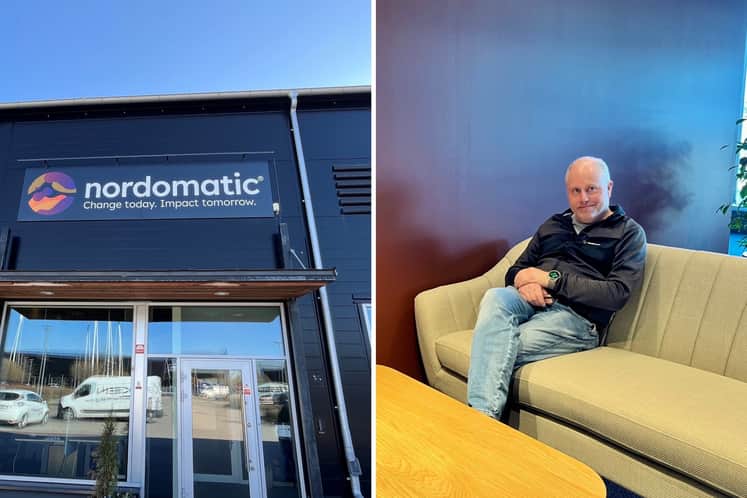 Delad bild som visar Nordomatics kontor och en person i lounge­miljö. Till vänster syns entrén till en mörk byggnad med Nordomatics logotyp och slogan ovanför dörren. Till höger sitter en person i en beige soffa framför en mörk vägg i ett modernt och stilrent kontor.