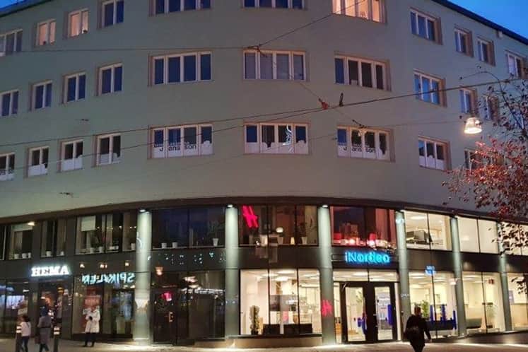 Kvällsbild av fastighetens exteriör.