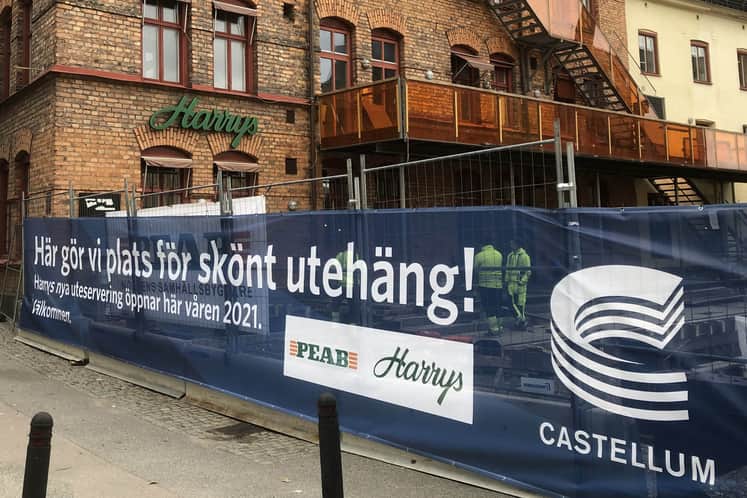 Fastigheten med Castellums byggbanderoll utanför.