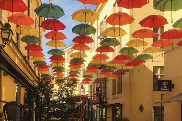Gata med färgglada paraplyer.