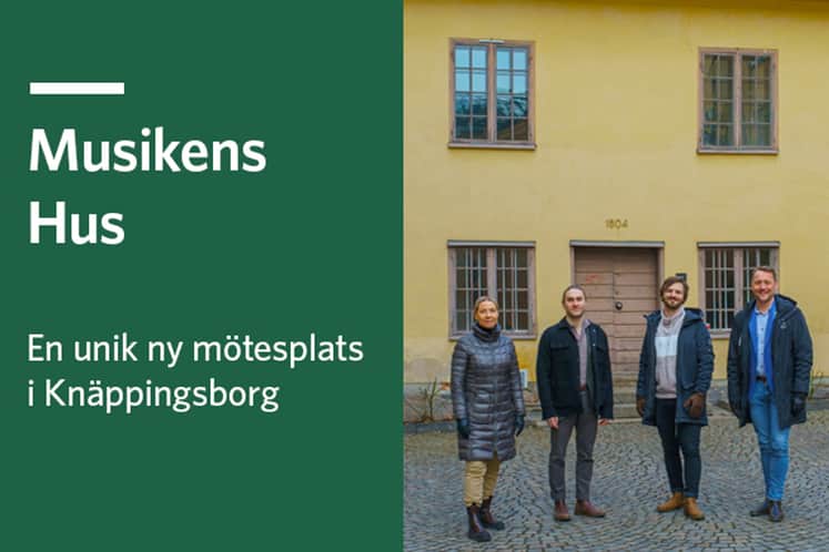 Fyra personer står framför fastigheten.