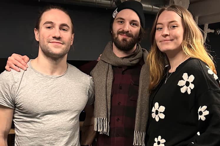 Tre personer som står bredvid varann 