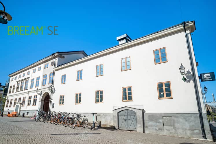 Vitt stort hus med gula fönster