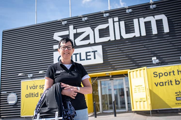 Carina står utanför butiken.