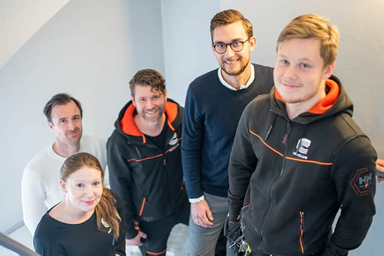 LIA-praktikanter står i en trappa.