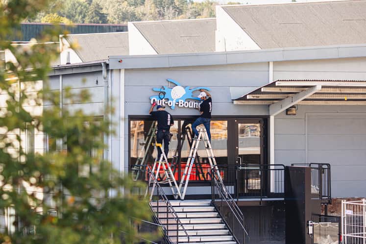 Uppsättning av fasadskylt på Out of Bounce lokal i Lackarebäck