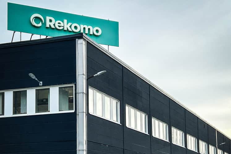 En parkeringsplats med bilar parkerade framför en byggnad.