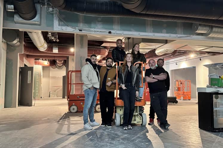 Personer står i restaurangen Sonoros blivande lokaler. 