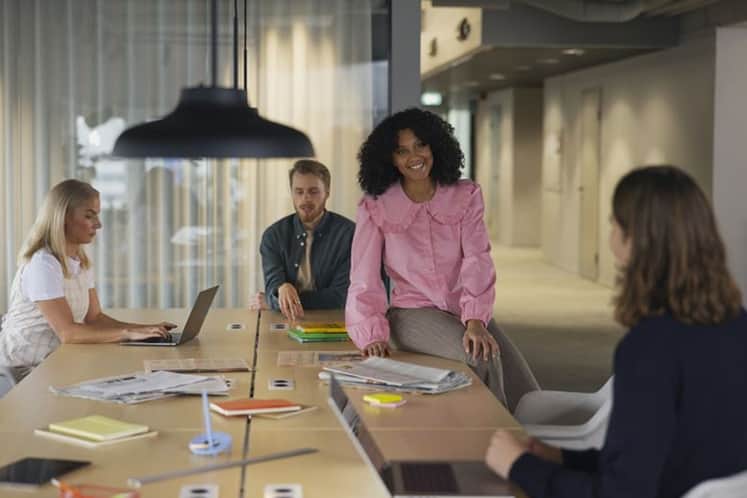 Fyra personer vid ett arbetsbord.