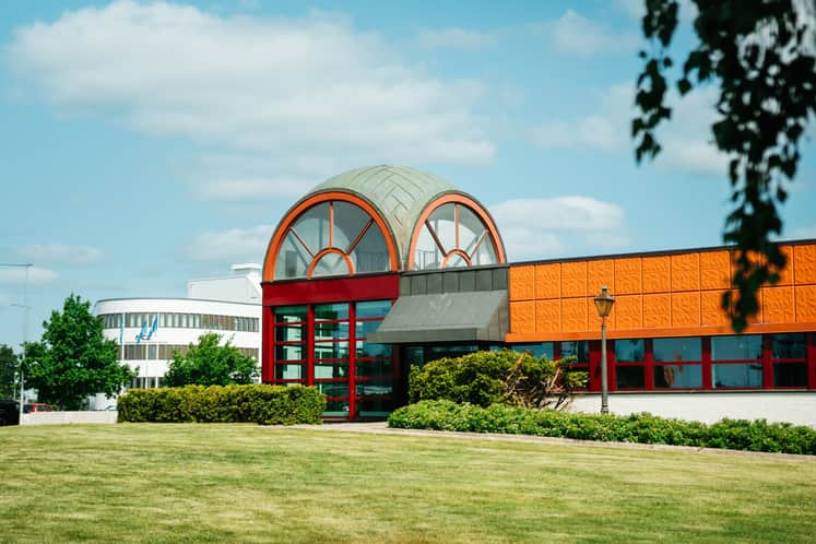 Fastighet med kupoltak och gräsmatta framför