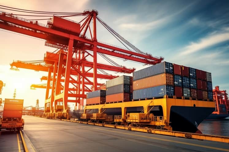 Bild på lyftkranar och containrar