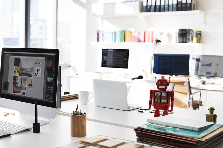 Skrivbord med datorer.