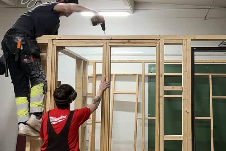 Några män som står på en träram