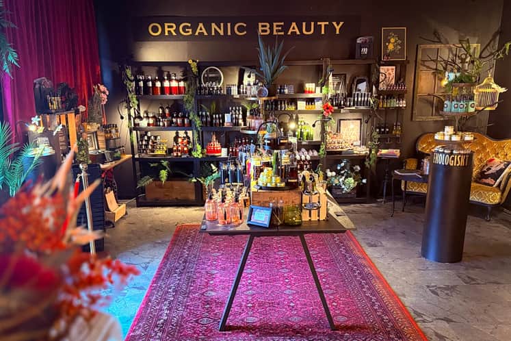 En butikslokal med produkter på hyllor