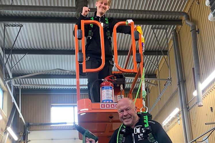 Hans med kollega i en utbildningslokal.