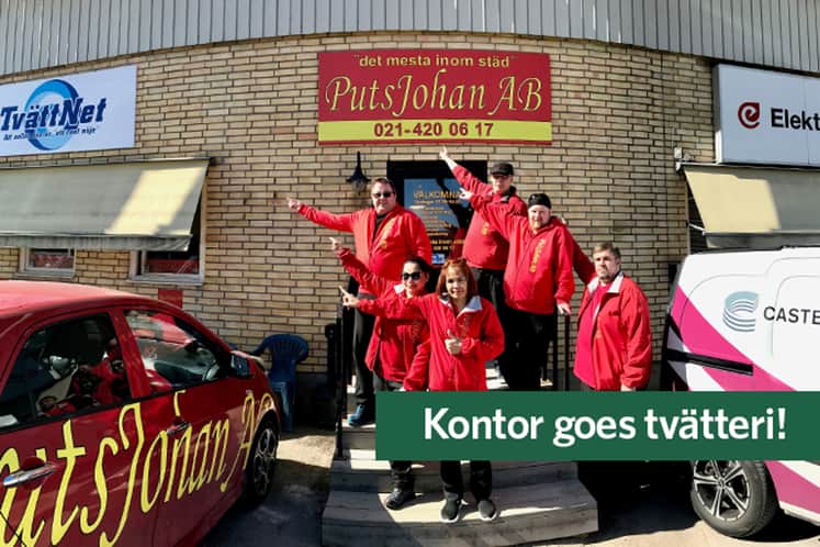 Personal står utanför lokalen.