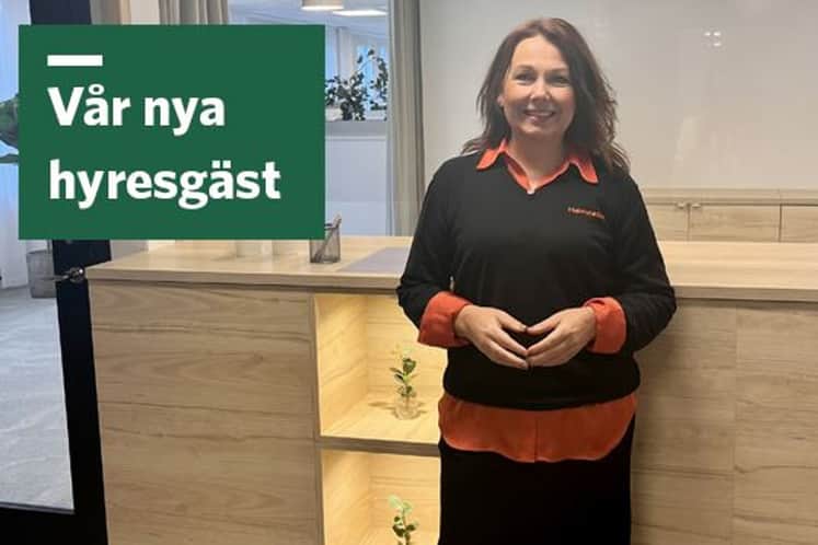 Marita står framför en receptionsdisk.