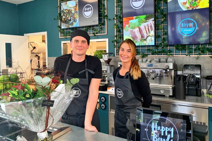 Sebastian och medarbetare står bakom bardisken.