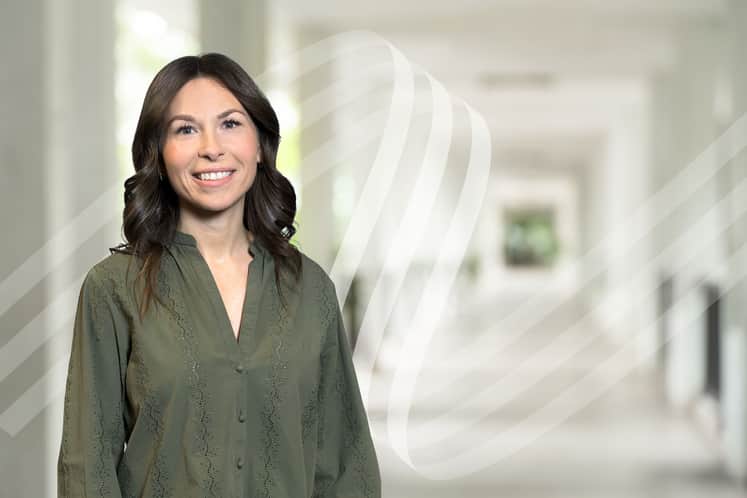 På bild syns Sandra Johansson med en suddig bakgrund