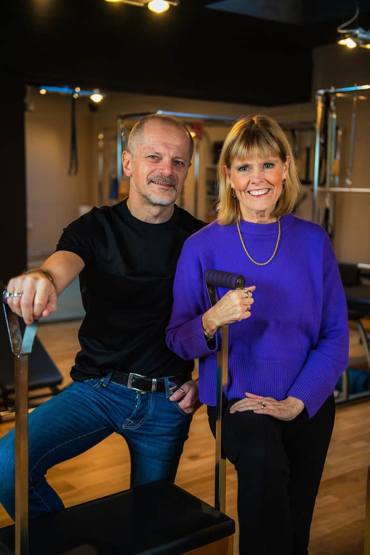 En man och en kvinna som står och ler mot kameran