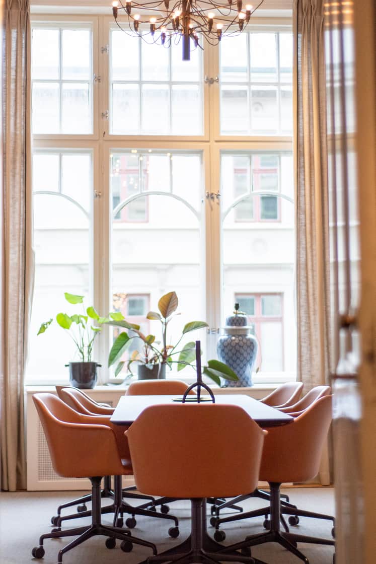 Konferensrum med höga fina fönster med spröjs