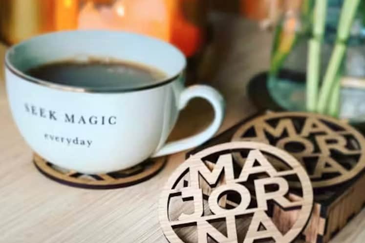 Underlägg gjorda i trä, mönstret består av namn på stadsdelar. På bilden syns "Majorna".