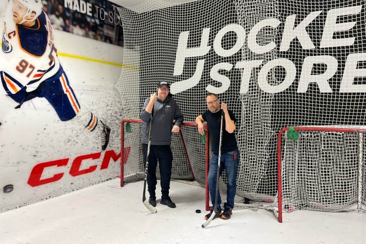 Bild på personal inne i Hockeystore