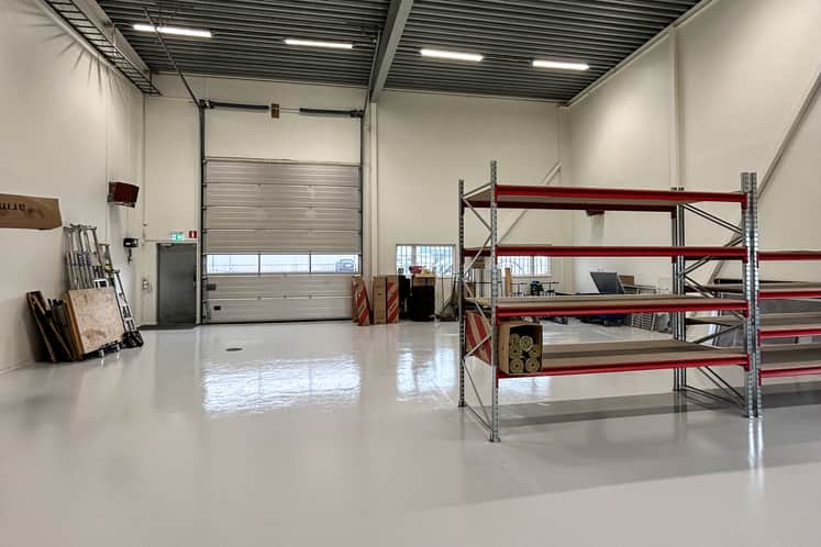 Det slipade blanka golvet och den nya LED-belysningen gör hela lokalen ljus och trivsam.