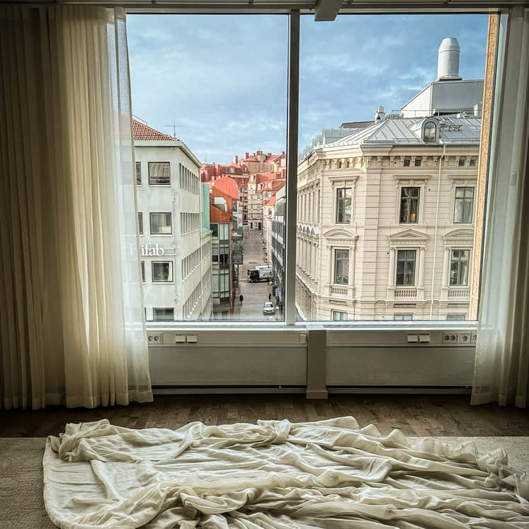 Utsiktsbild från kontoret - fönster med vita gardiner.