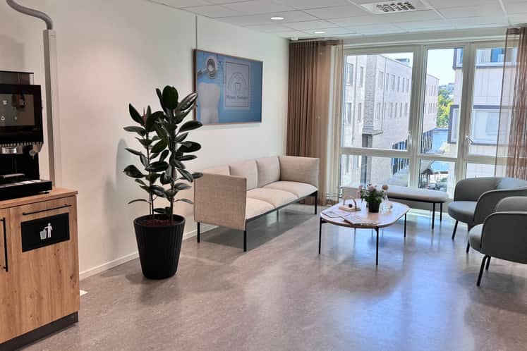Väntrum i Pärlans tandvård, soffor och två fåtöljer