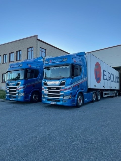 Lastbilar utanf&ouml;r fastigheten.