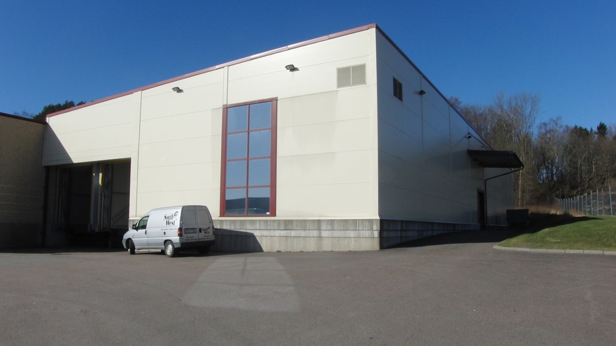 Fastigheten med bil utanf&ouml;r.