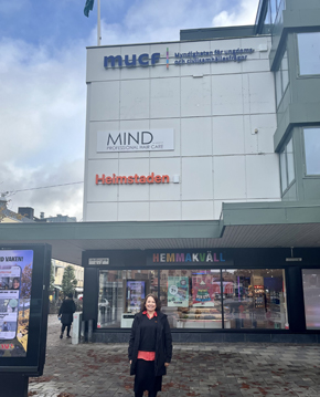 Marita st&aring;r ute framf&ouml;r fastigheten.