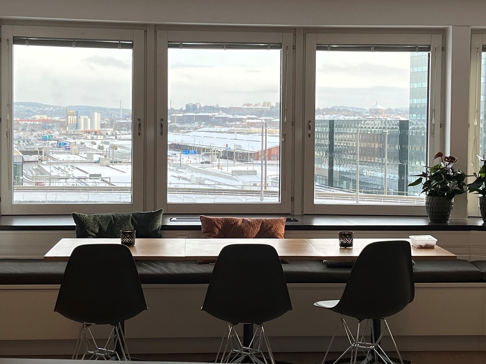 M&ouml;tesrum med utsikt.