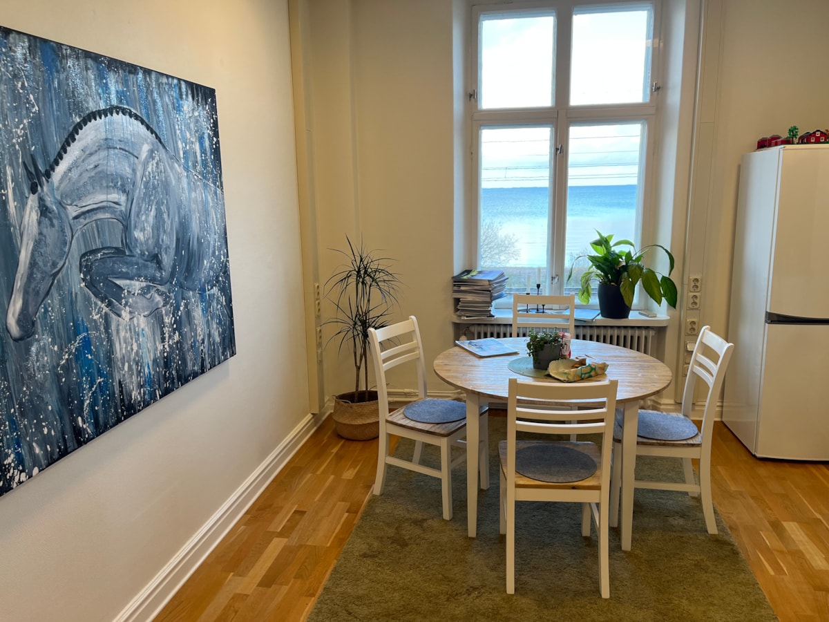 Runt k&ouml;ksbord i k&ouml;k.