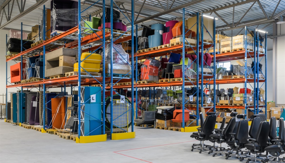 Lagerlokal med m&ouml;bler.