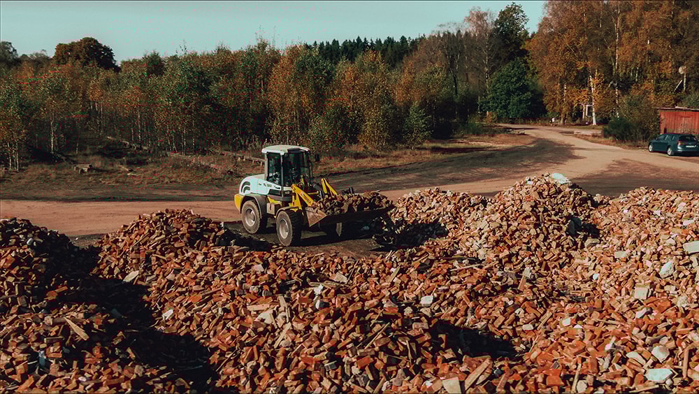Gr&auml;vmaskin vid tegelh&ouml;gar.