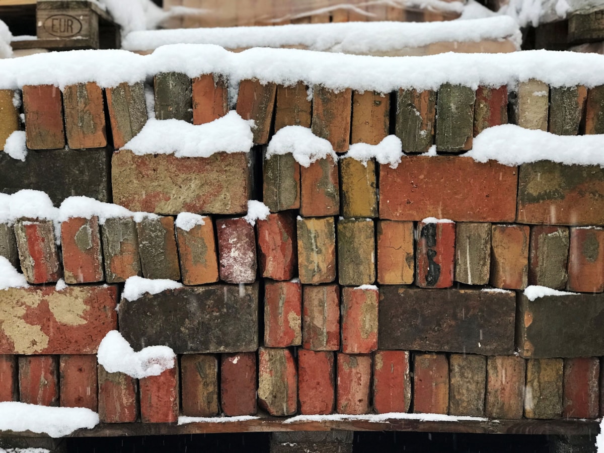 En h&ouml;g med tegel.