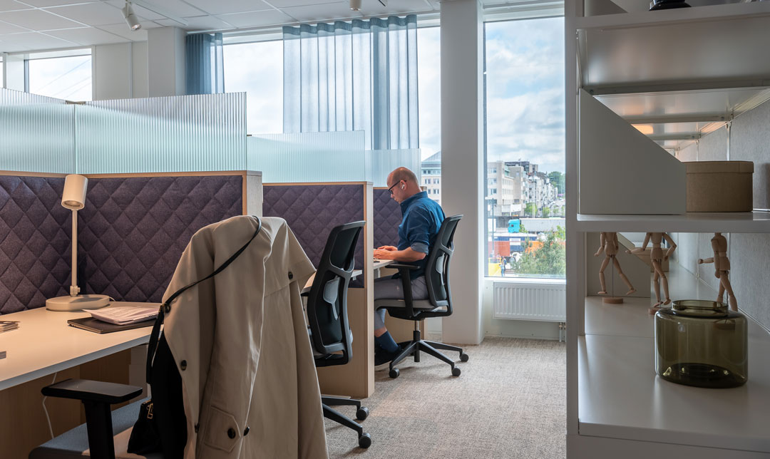 Skrivbordsplatser p&aring; rad.