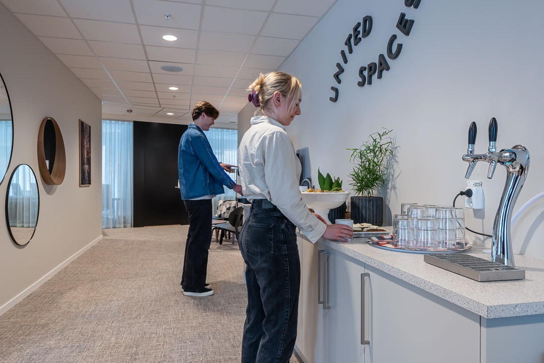 Tv&aring; personer i ett k&ouml;k.