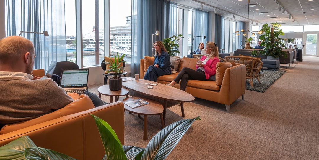 M&auml;nniskor i soffor.