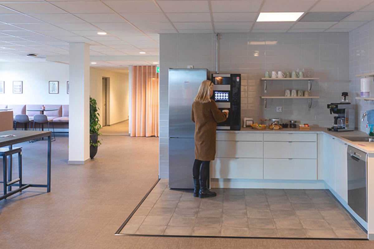 Person som st&aring;r vid k&ouml;ksb&auml;nk.