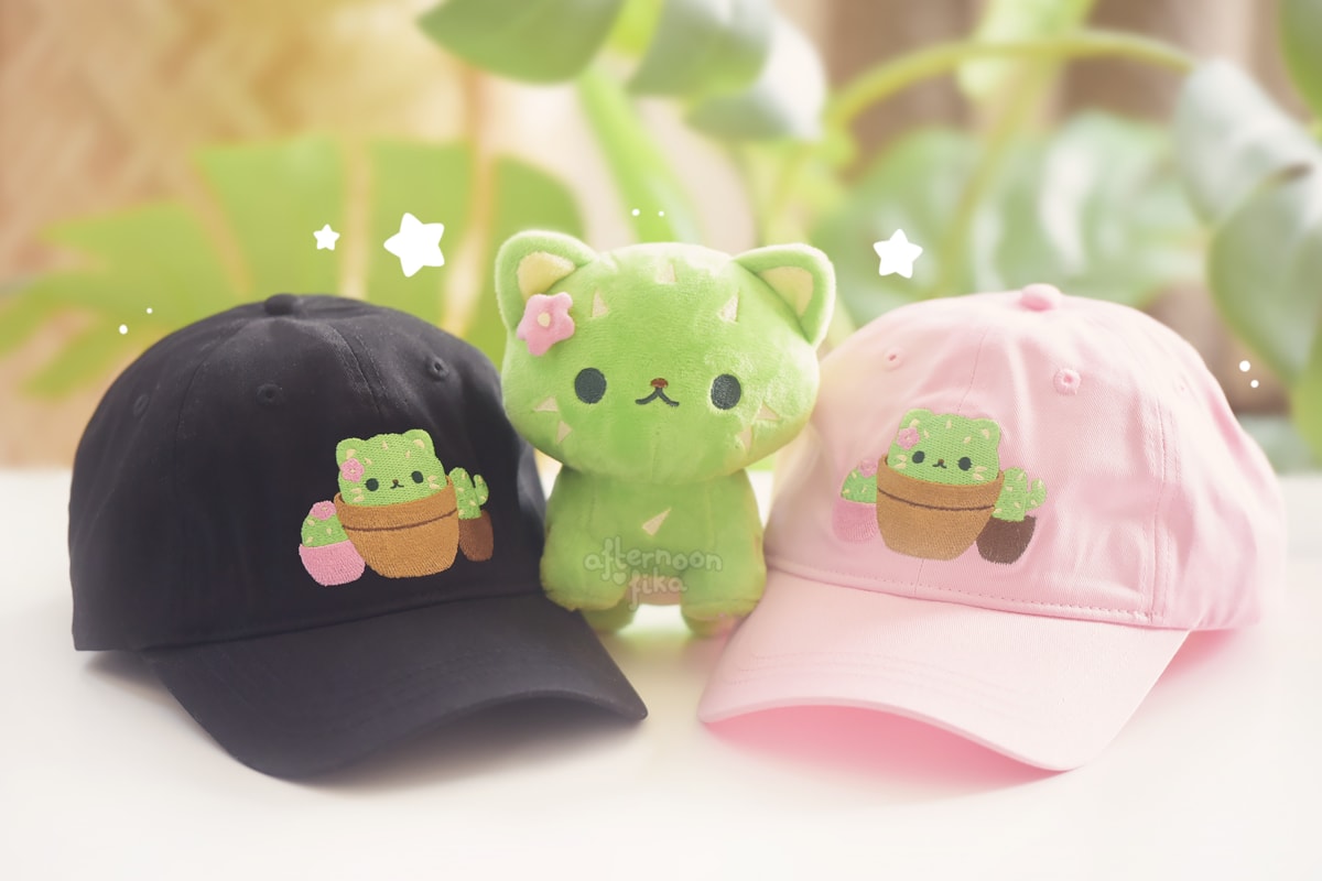 Tv&aring; kepsar och ett gosedjur.