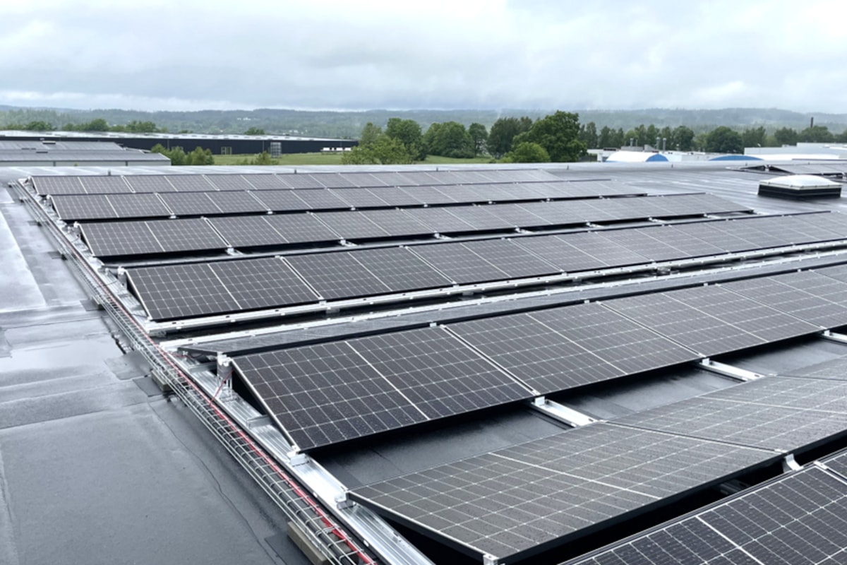 Vy &ouml;ver solcellspaneler p&aring; ett tak.