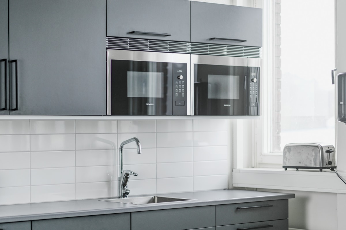 K&ouml;k med gr&aring; sk&aring;pluckor.