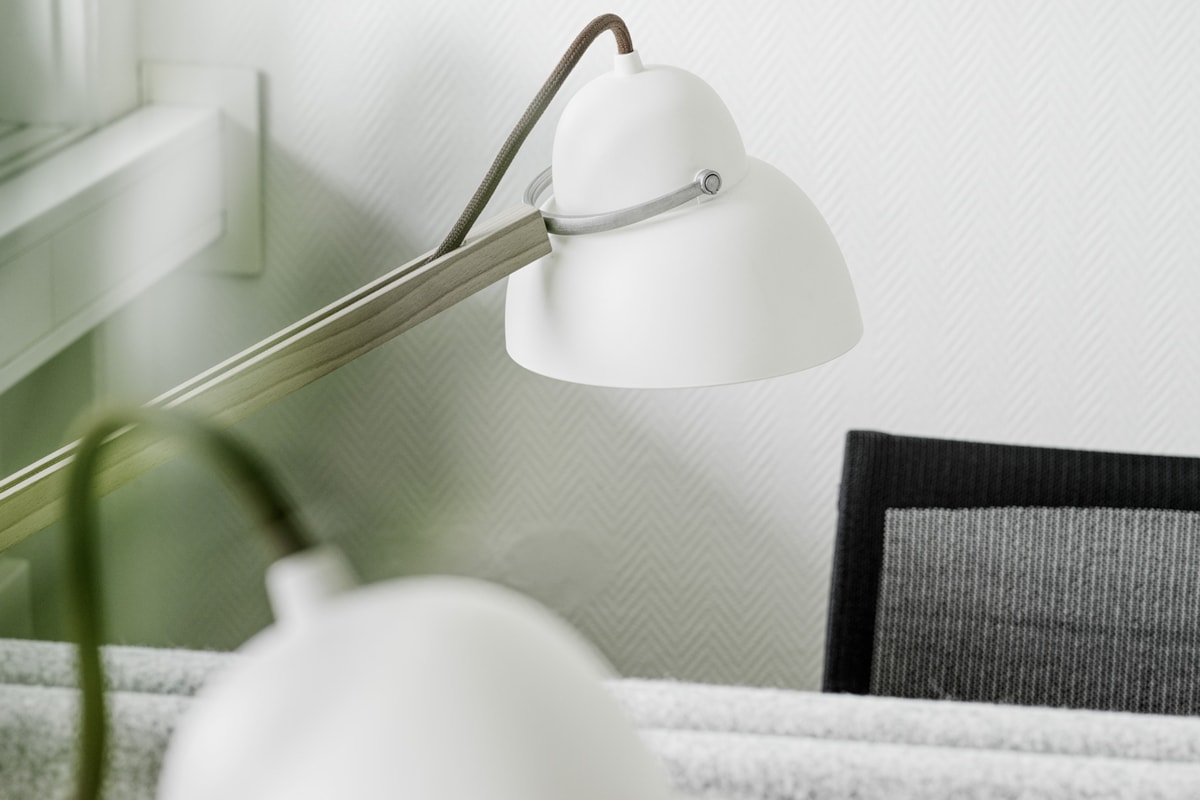 N&auml;rbild av vit skrivbordslampa.